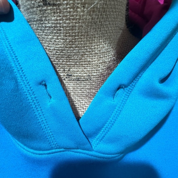 Good used condition under armour sweatshirt.  Sz m - Picture 8 of 9